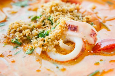 Tom Yum deniz ürünleri