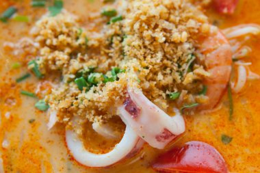 Tom Yum deniz ürünleri