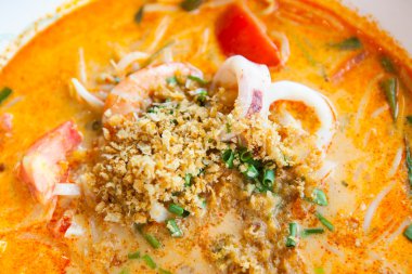 Tom Yum deniz ürünleri