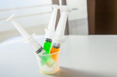 Çocuklar için şurup ilacı içeren şırınga..