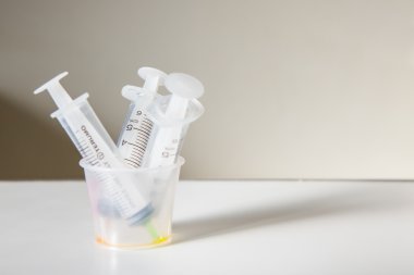 Emily şırıngaları hastane odasındaki masada.