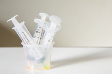 Emily şırıngaları hastane odasındaki masada.