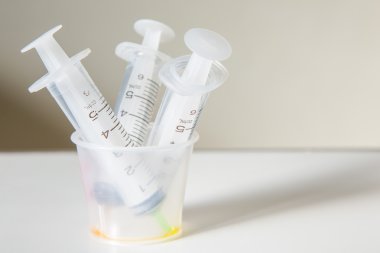 Emily şırıngaları hastane odasındaki masada.