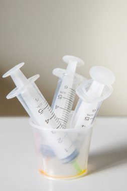 Emily şırıngaları hastane odasındaki masada.