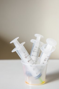 Emily şırıngaları hastane odasındaki masada.