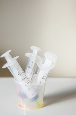 Emily şırıngaları hastane odasındaki masada.