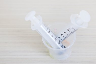 Emily şırıngaları hastane odasındaki masada.