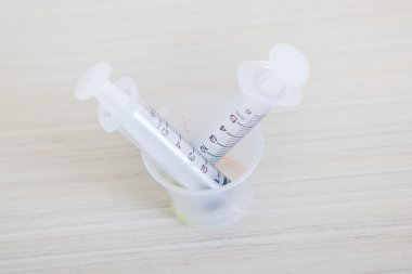 Emily şırıngaları hastane odasındaki masada.