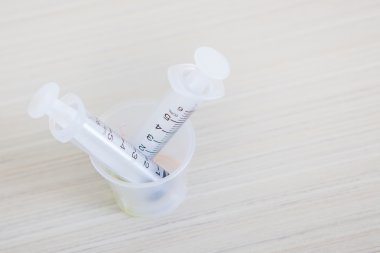 Emily şırıngaları hastane odasındaki masada.