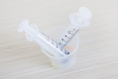 Emily şırıngaları hastane odasındaki masada.