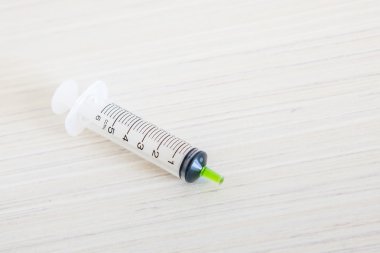 Emily şırıngaları hastane odasındaki masada.