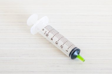 Emily şırıngaları hastane odasındaki masada.