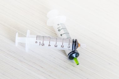 Emily şırıngaları hastane odasındaki masada.