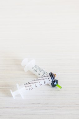 Emily şırıngaları hastane odasındaki masada.