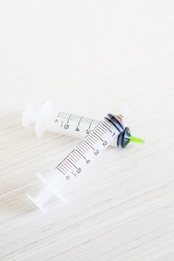 Emily şırıngaları hastane odasındaki masada.