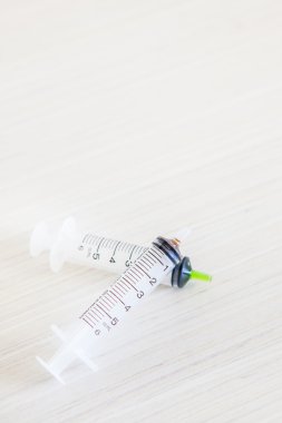 Emily şırıngaları hastane odasındaki masada.