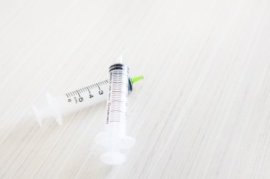 Emily şırıngaları hastane odasındaki masada.