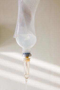 tuzlu çözüm IV hastane odasında 