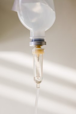 tuzlu çözüm IV hastane odasında 