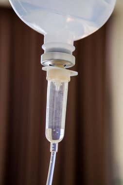 tuzlu çözüm IV hastane odasında 