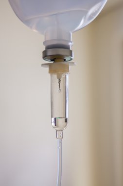 tuzlu çözüm IV hastane odasında 