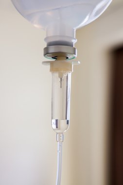 tuzlu çözüm IV hastane odasında 