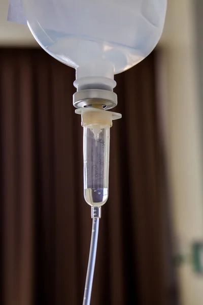Солевой раствор IV в больничной палате — стоковое фото