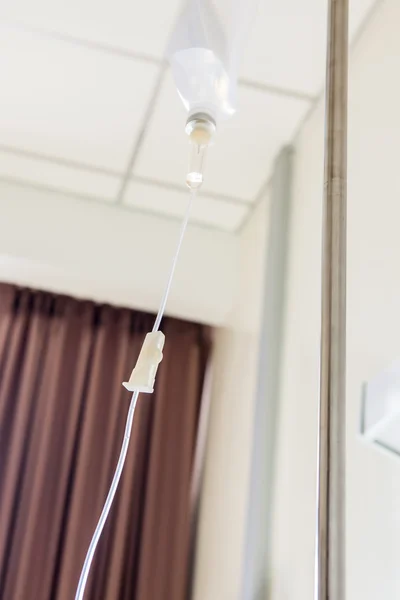 Zoutoplossing Iv bij ziekenhuis kamer — Stockfoto