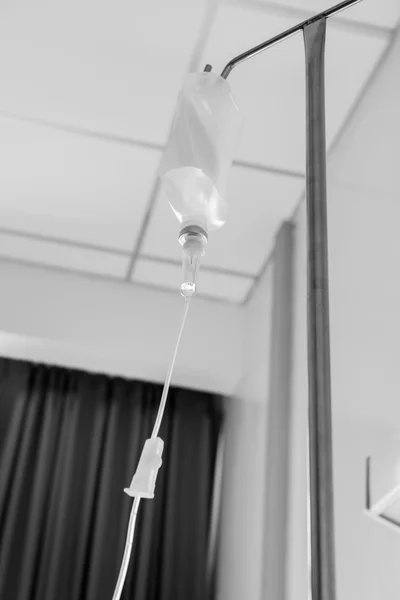 Solução salina IV no quarto do hospital — Fotografia de Stock