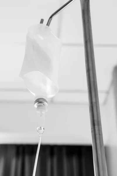 Tuzlu çözüm IV hastane odasında — Stok fotoğraf