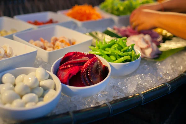 Sallad grönsaker i skål. — Stockfoto