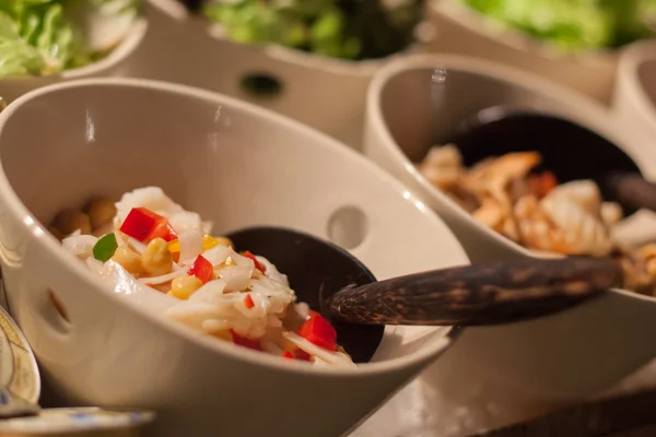 Salatgemüse in Schüssel. — Stockfoto