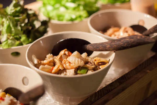 Salatgemüse in Schüssel. — Stockfoto