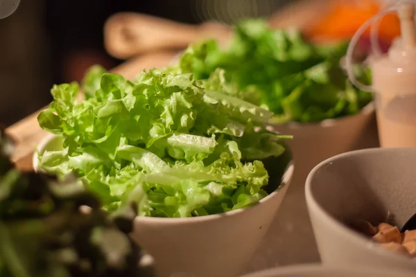 Légumes à salade dans un bol . — Photo