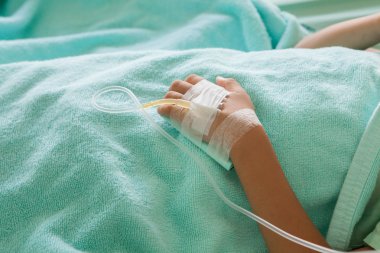 küçük çocuk hasta hastanede serum intravenöz (IV), foc