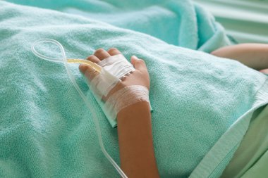 küçük çocuk hasta hastanede serum intravenöz (IV), foc