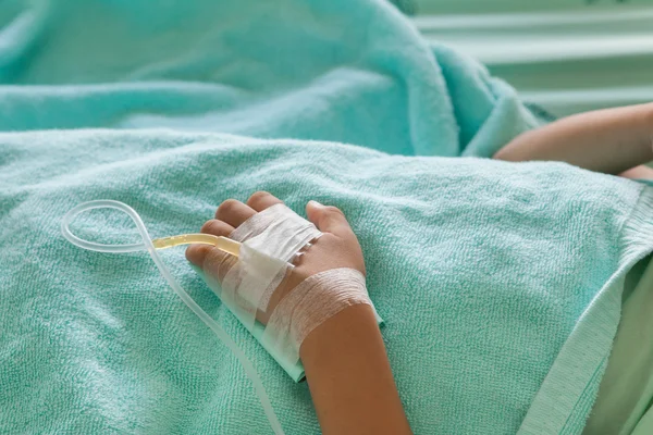 küçük çocuk hasta hastanede serum intravenöz (IV), foc