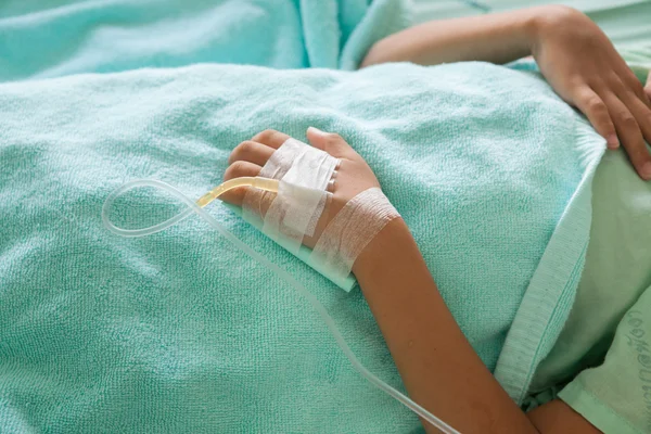 küçük çocuk hasta hastanede serum intravenöz (IV), foc