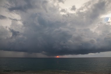 Fırtınalı hava denizde oluyor.