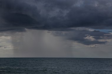 Denizde yağmur fırtınaları oluyor..