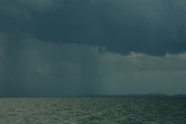 Denizde yağmur fırtınaları oluyor..