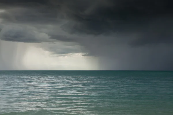 Tempestade de chuva chegando — Fotografia de Stock