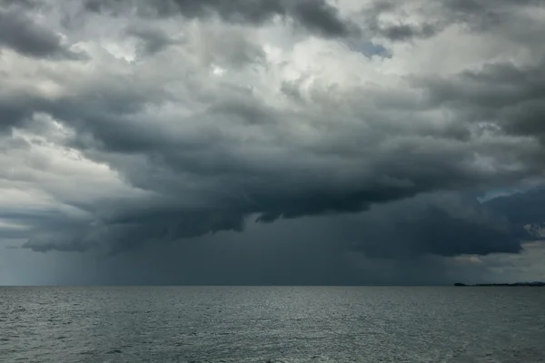 Des tempêtes de pluie se produisent en mer. — Photo