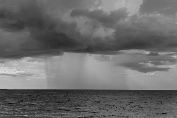Βροχερές καταιγίδες συμβαίνουν στη θάλασσα. — Φωτογραφία Αρχείου