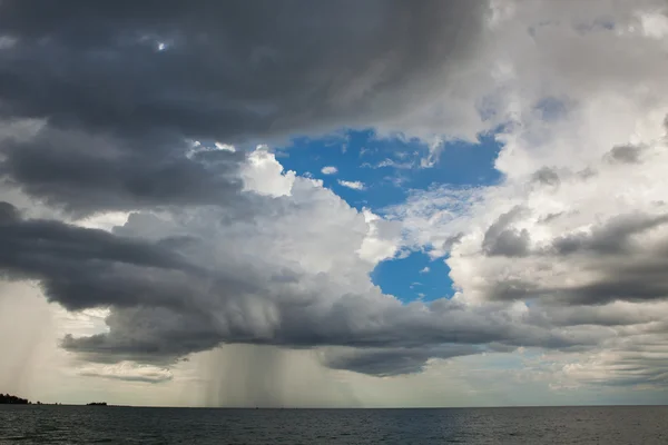 Tempestades de chuva estão acontecendo no mar. — Fotografia de Stock