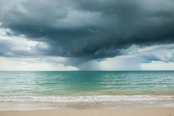 雨の嵐が海で起こっている. — ストック写真