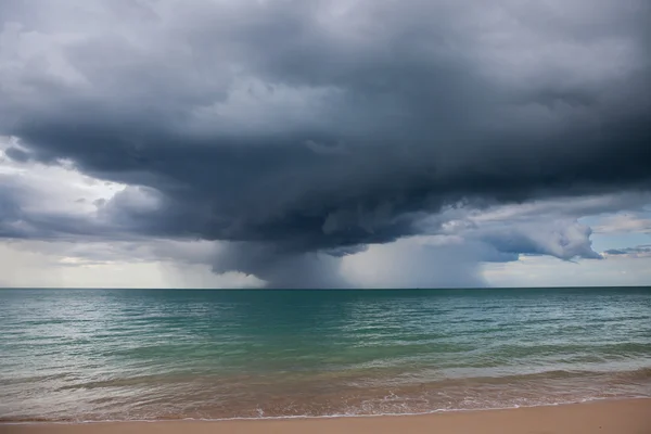 Tempestades de chuva estão acontecendo no mar. — Fotografia de Stock