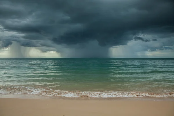 Tempestades de chuva estão acontecendo no mar. — Fotografia de Stock