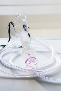 Oksijen maskesi hastane odasında masada astım tedavisi için.