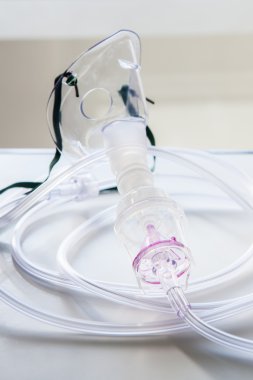 Oksijen maskesi hastane odasında masada astım tedavisi için.